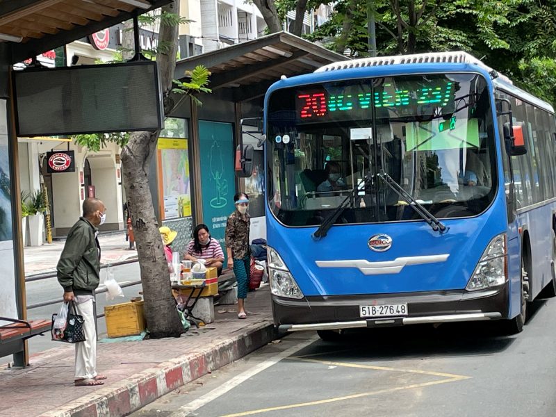 Đi đường gặp xe buýt đánh con gì bao ăn