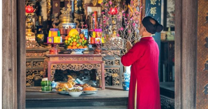 Mơ thấy bàn thờ bị đổ