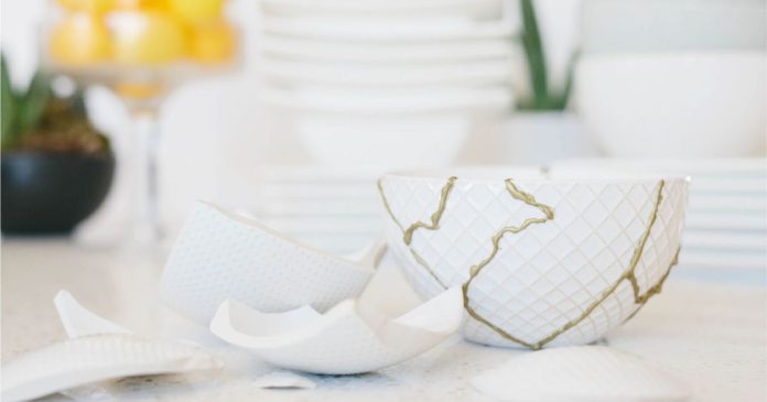 Làm bể chén là điềm gì
