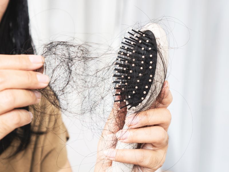 Nằm mơ thấy vuốt tóc rụng 4